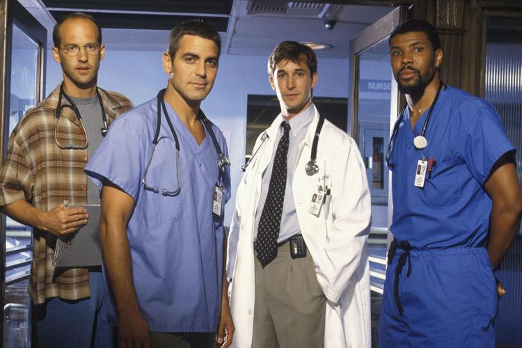 Anthony Edwards, George Clooney, Noah Wyle ed Eriq La Salle tra gli interpreti della serie tv 'E.R. - Medici in prima linea'  - (Fotogramma)