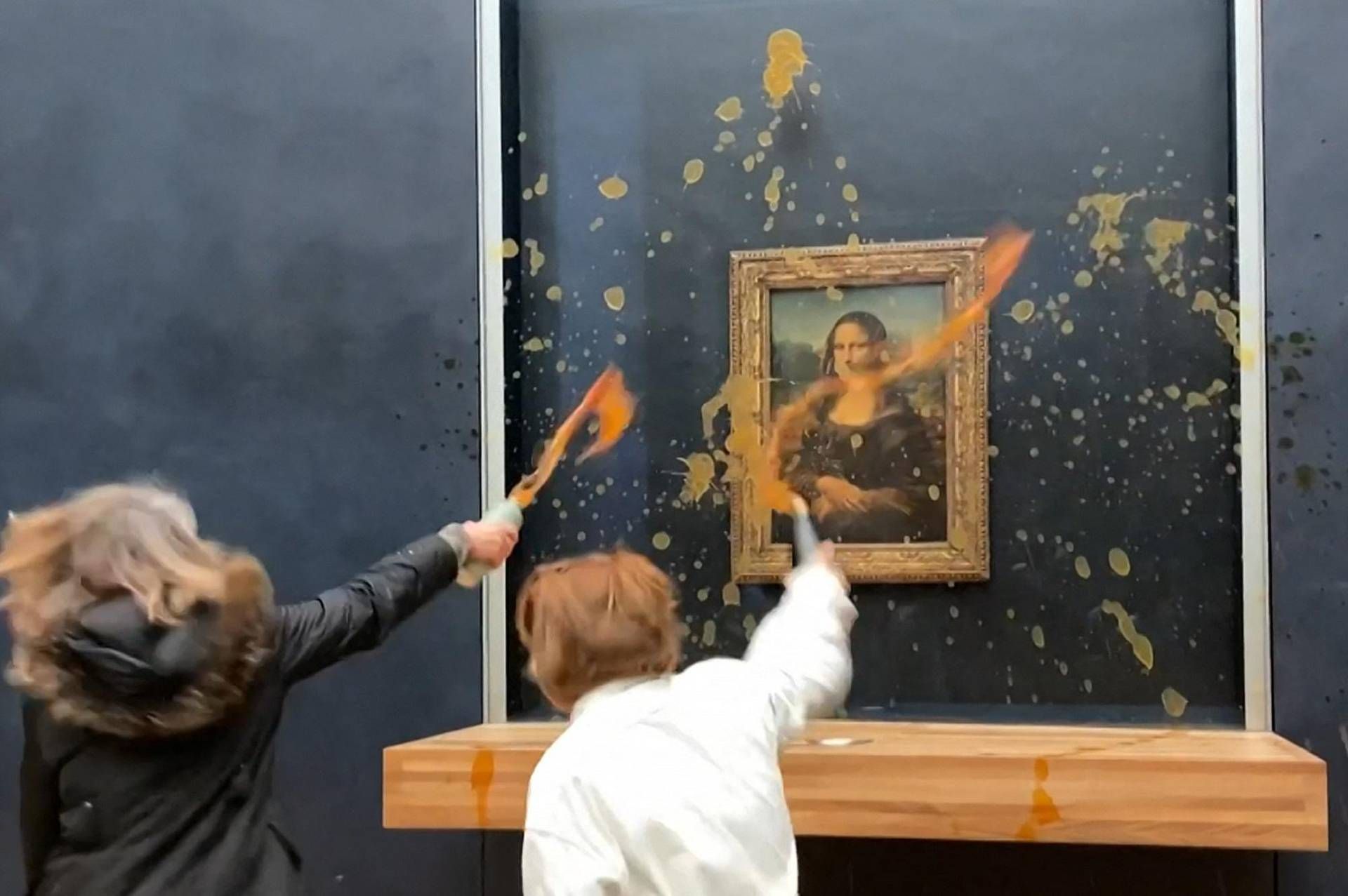 La Gioconda imbrattata al Louvre, attivisti lanciano zuppa contro il vetro