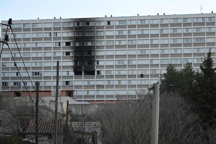 Incendio in palazzo a Marsiglia, muore bambino di 7 anni Incendio in palazzo a Marsiglia, muore bambino di 7 anni