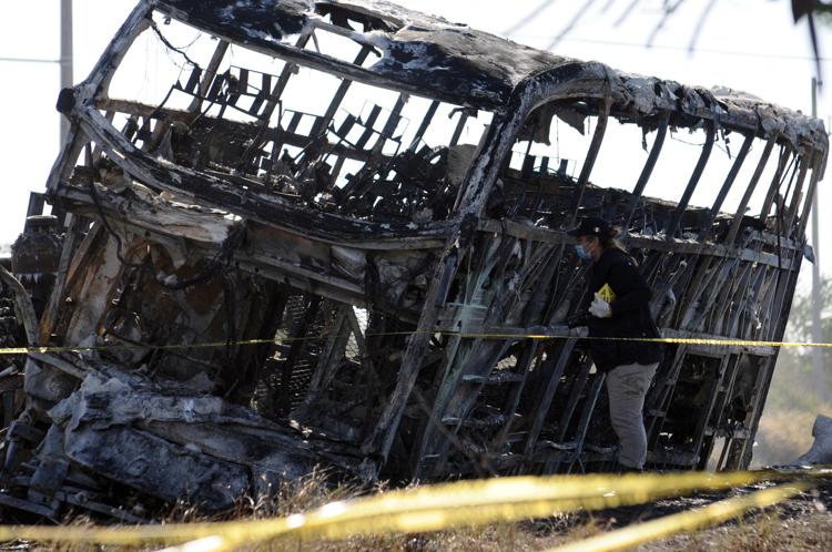 L'autobus distrutto dal rogo dopo lo scontro con un camion in Messico - Afp