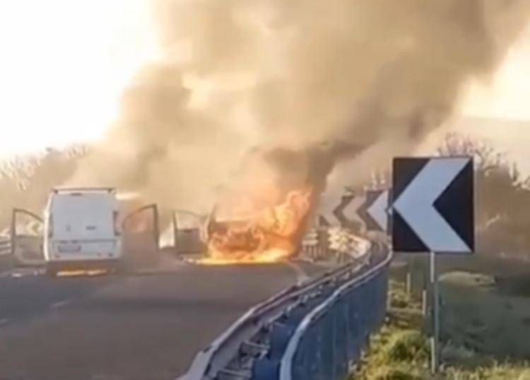 Fiamme dopo l'assalto al portavalori sulla statale 131 di Sassari