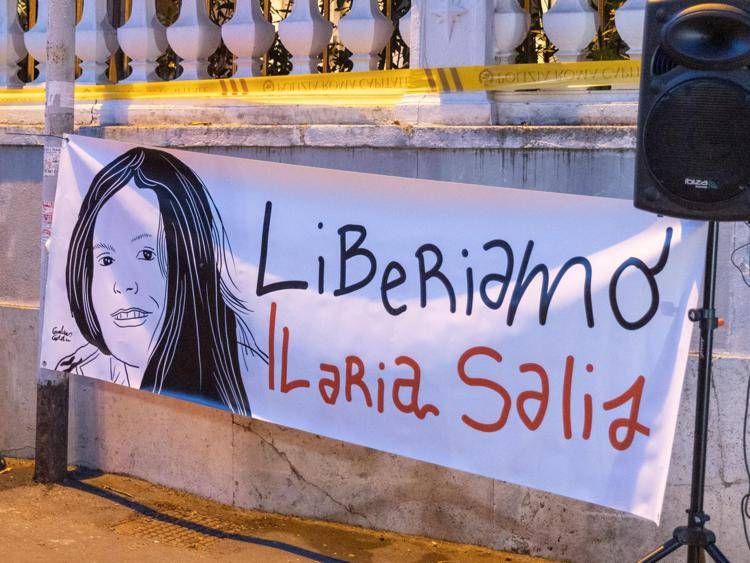 Striscione per Ilaria Salis (Fotogramma)