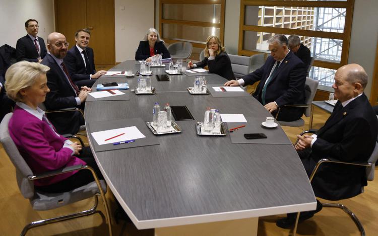 Il tavolo tra leader Ue e vertici prima del via libera all'accordo sul pacchetto di aiuti a Kiev - Afp