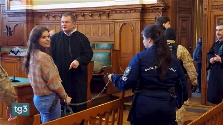 Ilaria Salis (L) appears in a Budapest court on 29 January 2024