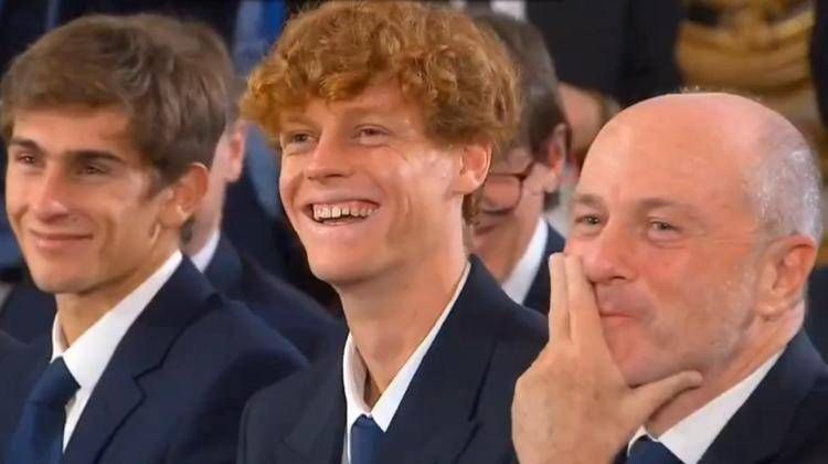 Jannik Sinner ascolta il discorso di Mattarella