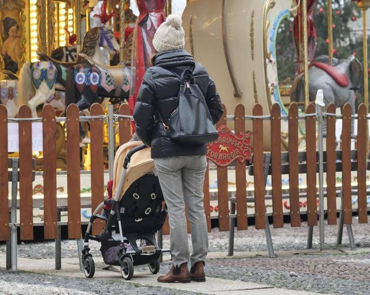 Mamma con bambino (Fotogramma)