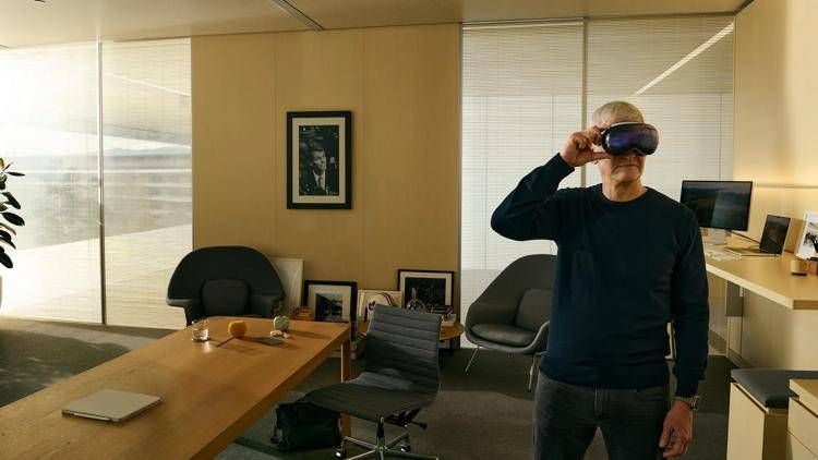 Tim Cook, CEO di Apple, in una delle immagini scattate per Vanity Fair USA