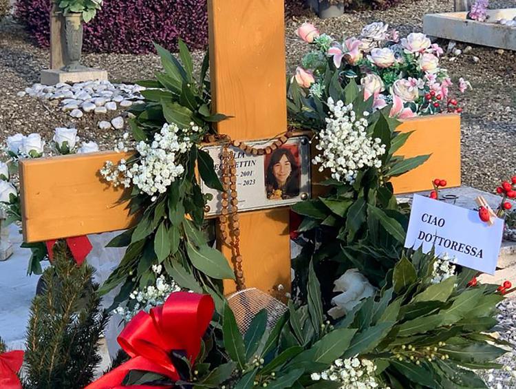 La tomba di Giulia Cecchettin con il messaggio per la laurea (Fotogramma)
