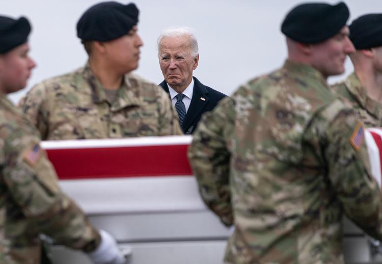 Biden all'arrivo negli Usa delle salme dei militari americani uccisi in Giordiania - Fotogramma /Ipa