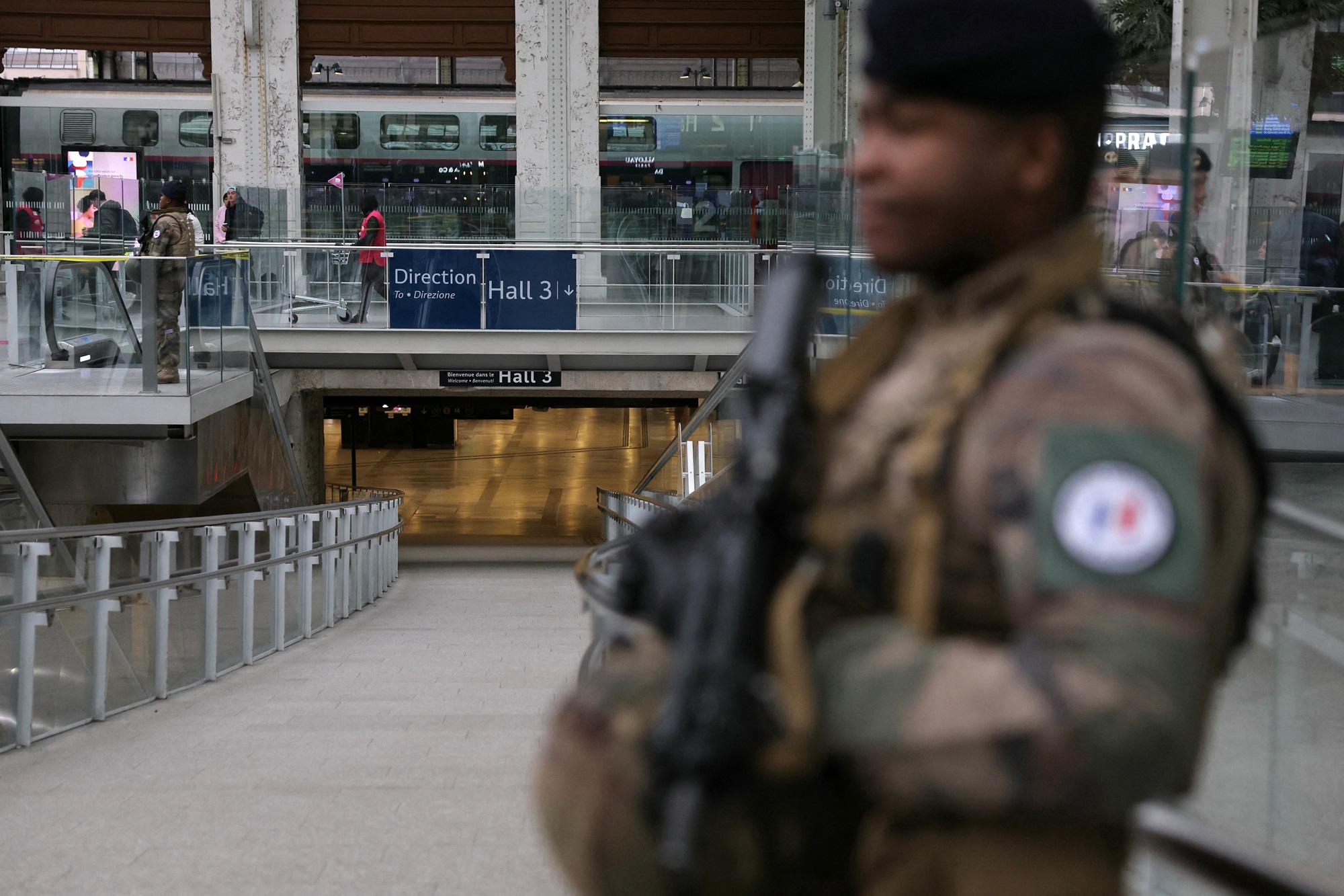 Attacco Gare de Lyon a Parigi: tre persone accoltellate
