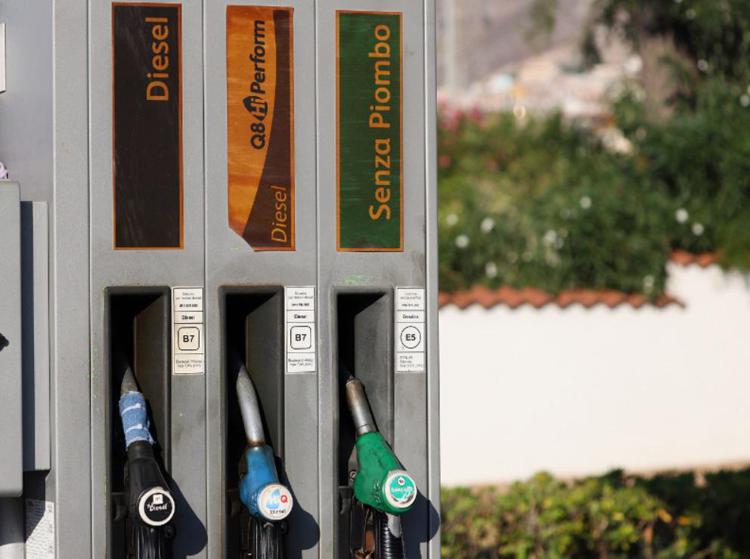 Un distributore di benzina (Fotogramma)