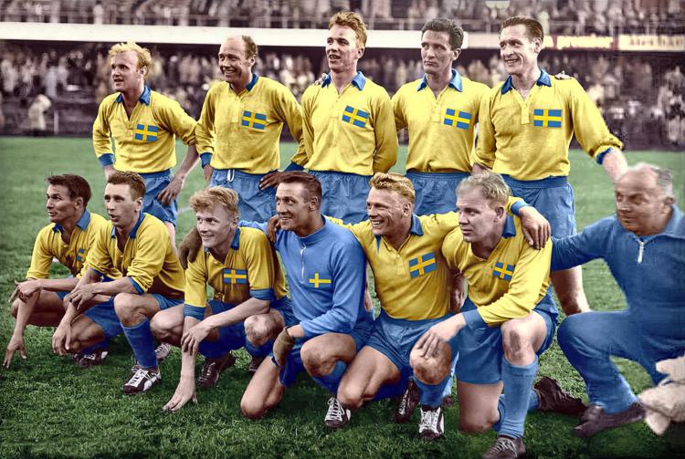 Kurt Hamrin e la nazionale svedese prima della finale della Coppa del Mondo contro il Brasile il 29 giugno 1958 a Stoccolma (Fotogramma/Ipa)