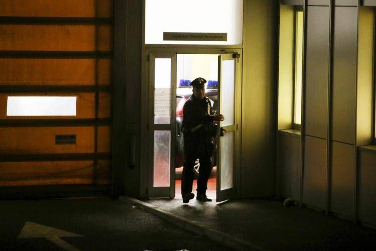 Carabinieri al pronto soccorso di Varese - Fotogramma