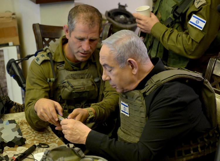 Benjamin Netanyahu in visita alle truppe israeliane nella Striscia di Gaza - Fotogramma /Ipa