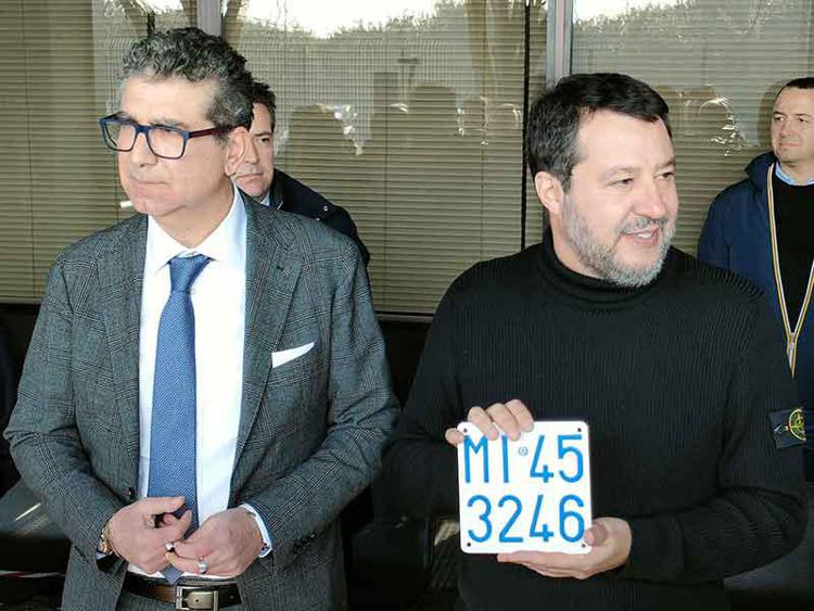 Il Ministro Salvini consegna la prima targa storica
