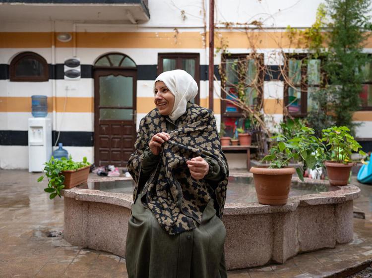 Shadia nel cortile di Kareemat, centro per le donne nell'area di Kilis, in Turchia vicino al confine con la Siria (foto ActionAid)   