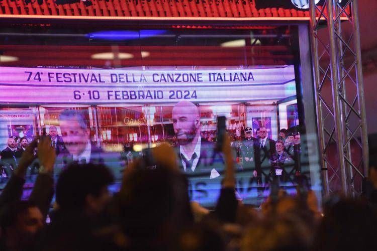 John Travolta e le scarpe: uno spot anticipava lo show di Sanremo John Travolta e le scarpe: uno spot anticipava lo show di Sanremo