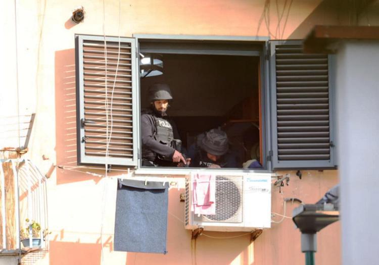 La polizia nella casa di San Giovanni a Teduccio a Napoli (Fotogramma)