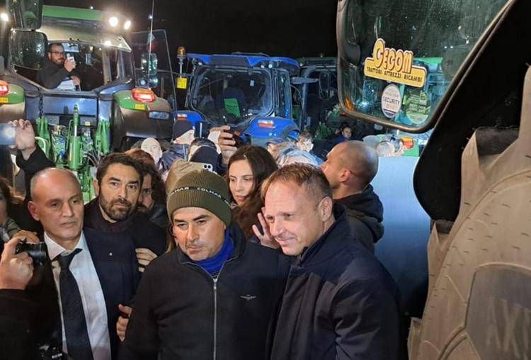 Il ministro Lollobrigida con gli agricoltori al presidio di Via Nomentana (Foto Adnkronos)