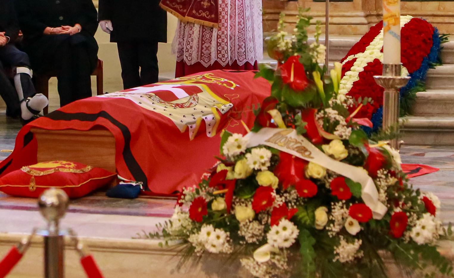 Funerali Vittorio Emanuele di Savoia: il feretro accompagnato dal figlio