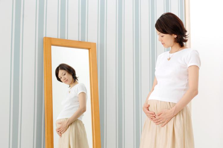Donna asiatica incinta -   