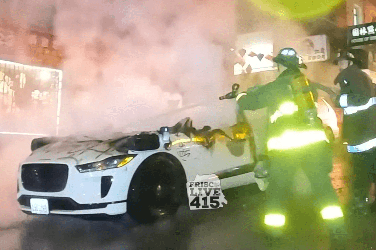 San Francisco, taxi a guida autonoma incendiato dalla folla