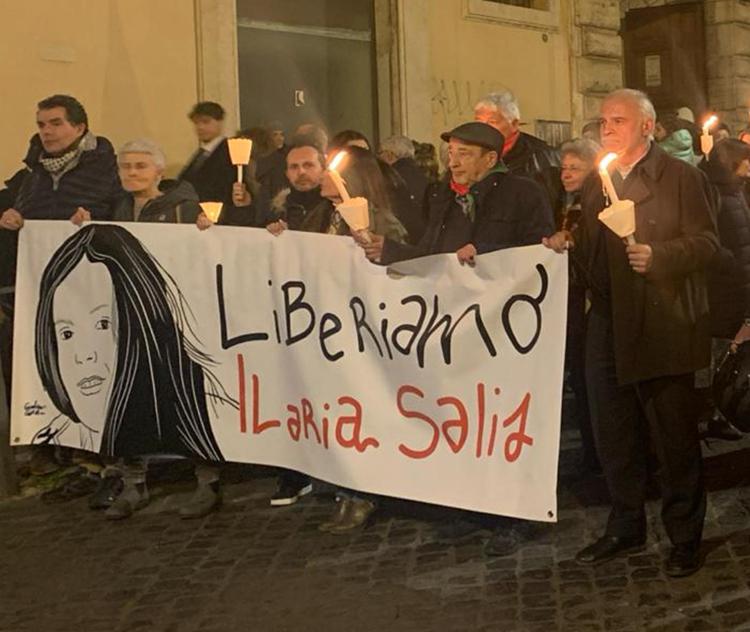 Striscione per Ilaria Salis alla fiaccolata di Roma. Foto Adnkronos