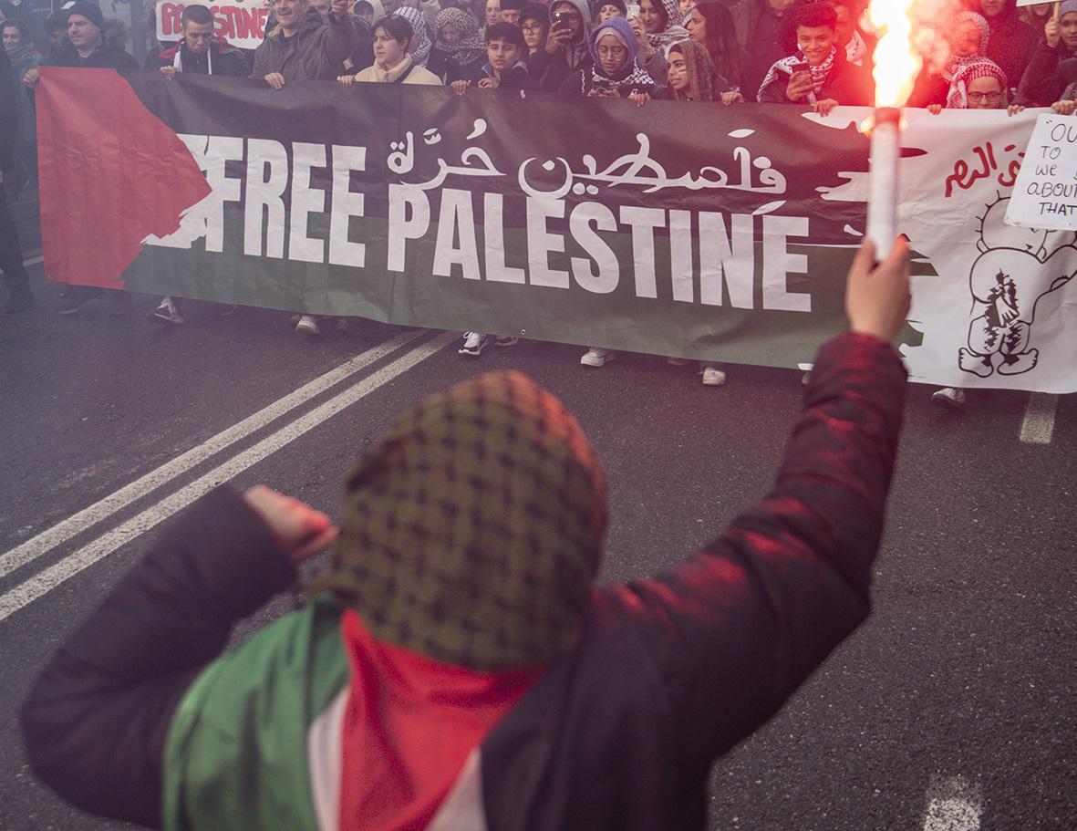 Bologna, corteo pro Palestina sotto sede Rai: scontri con forze ordine