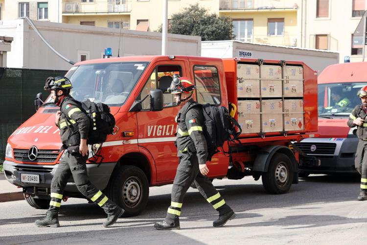 Vigili del fuoco al cantiere crollato di Firenze (Fotogramma)