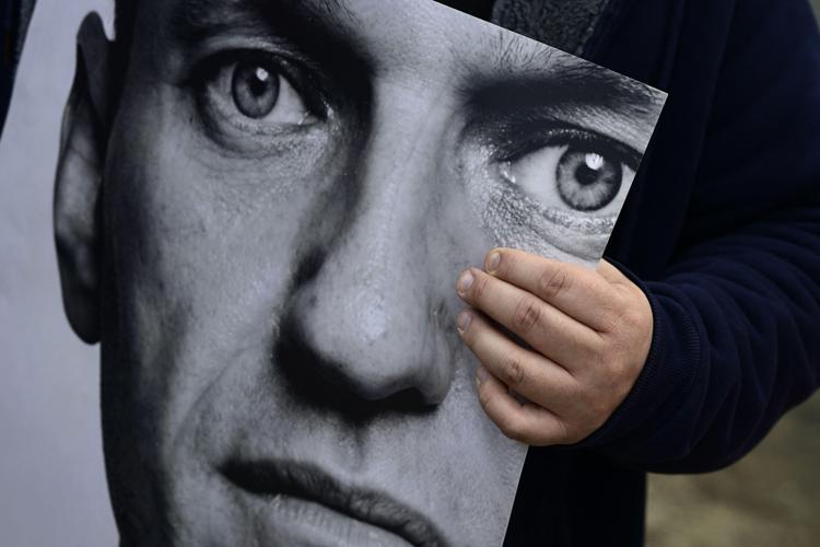 Un manifestante tiene in mano un ritratto di Navalny - (Afp)