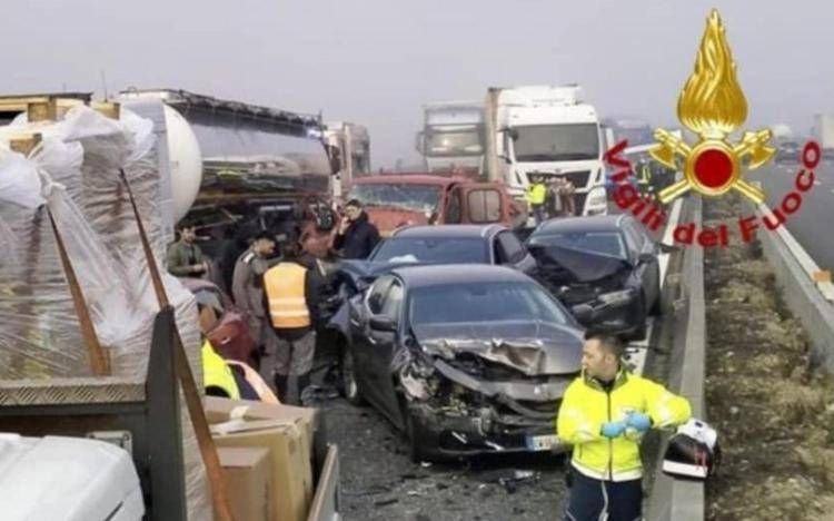 Incidenti su A1 per nebbia, circa 25 auto coinvolte: 17 feriti, due sono gravi Incidenti su A1 per nebbia, circa 25 auto coinvolte: 17 feriti, due sono gravi