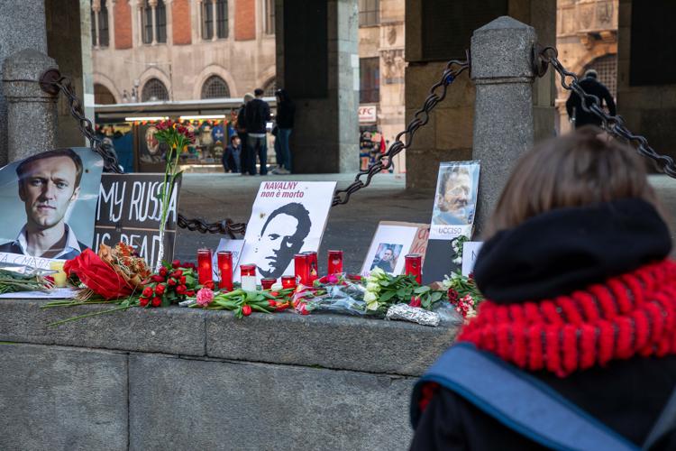 L'omaggio a Navalny a Milano - (Fotogramma)