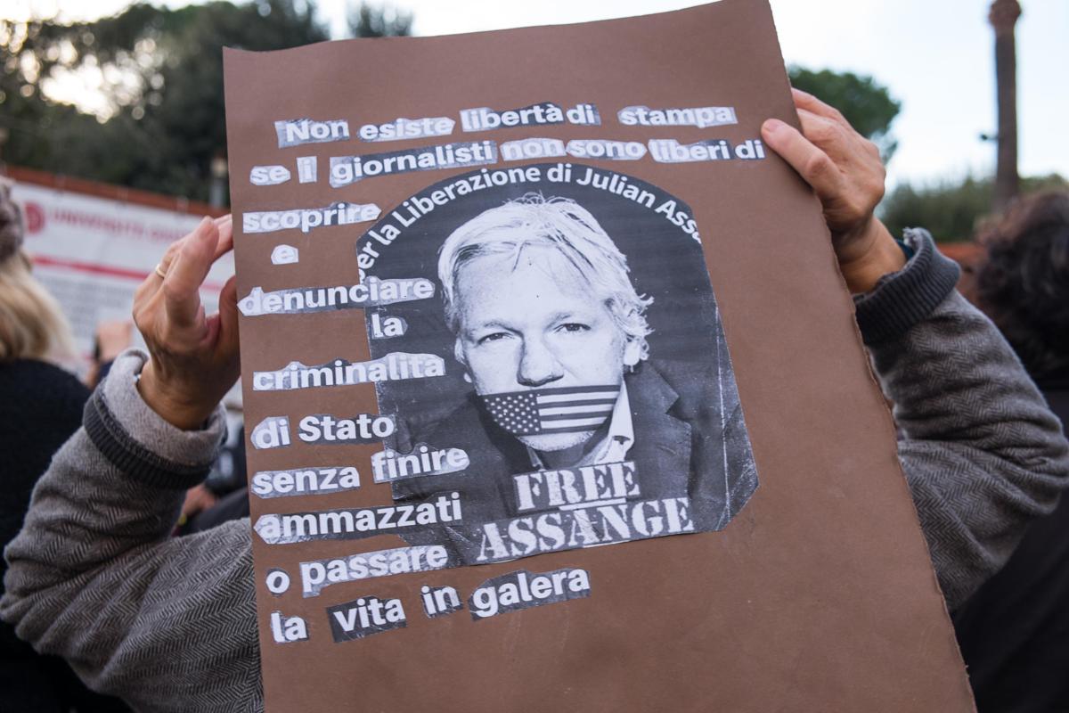 Julian Assange, oggi il verdetto sull’estradizione in Usa