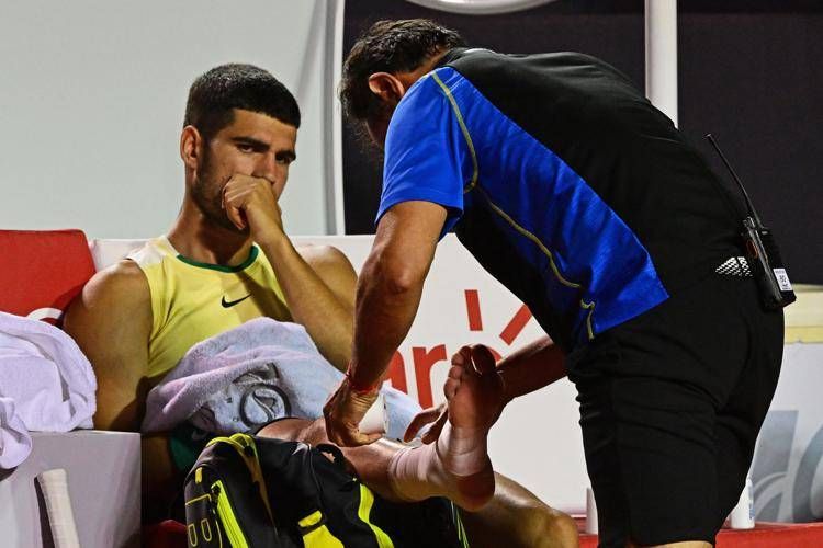 Alcaraz, infortunio all'Atp Rio de Janeiro: lo spagnolo si ritira Alcaraz, infortunio all'Atp Rio de Janeiro: lo spagnolo si ritira