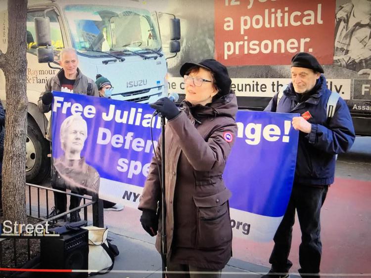 Anche l'attrice Susan Sarandon  a New York manifesta in difesa di Assange.