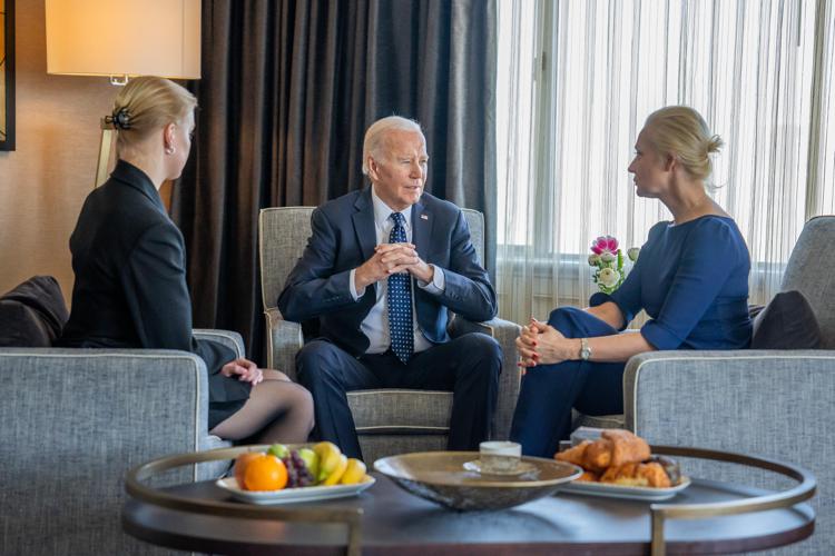 Joe Biden con Yulia e Daria Navalnaya