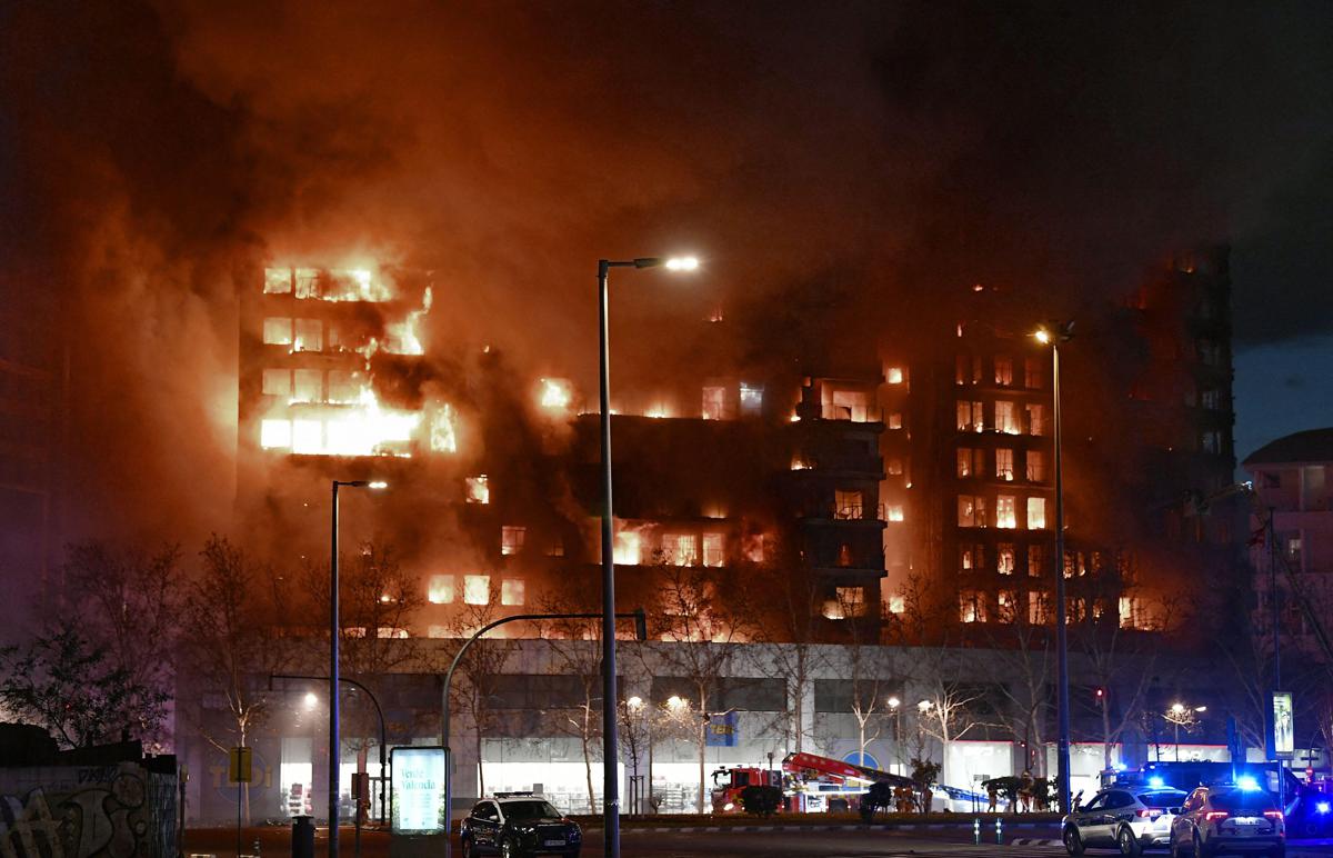 Tragedia a Valencia: incendio distrugge condominio, 4 morti e 20 dispersi