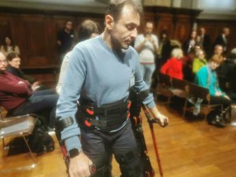 The robot skeleton to walk again: “What a thrill to stand up again”