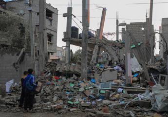 Gaza, in Israele nuovi colloqui per una tregua. Esercito pronto a entrare a Raf