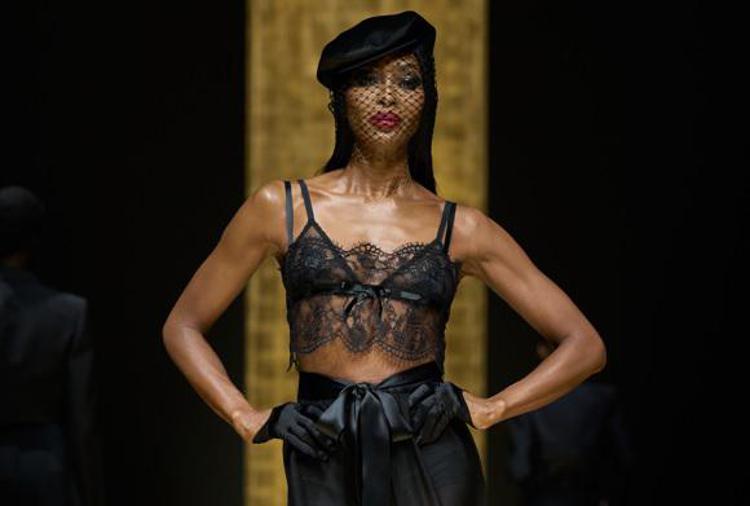 Naomi Campbell sulla passerella di Dolce&Gabbana fw 2024-25