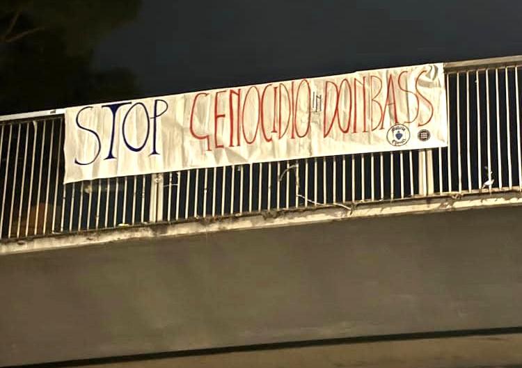 Lo striscione con la scritta 'stop genocidio in Donbas' - La foto pubblicata sul profilo Facebook di Militia Christi