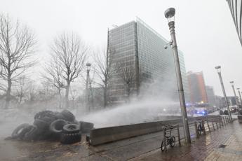Tractor protest in Brussels, tension rises: farmers set fires and police use water cannons