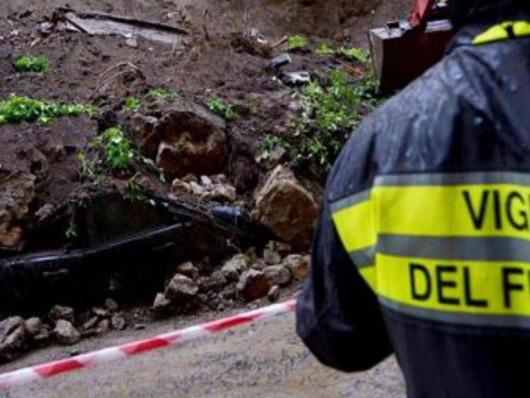 Vigile del fuoco al lavoro sul luogo di una frana - (Fotogramma)