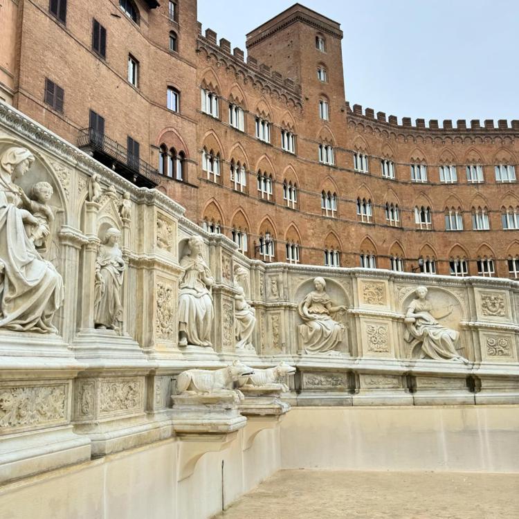 Siena: nuova vita per il capolavoro Fonte Gaia di Tito Sarrocchi in Piazza del Campo