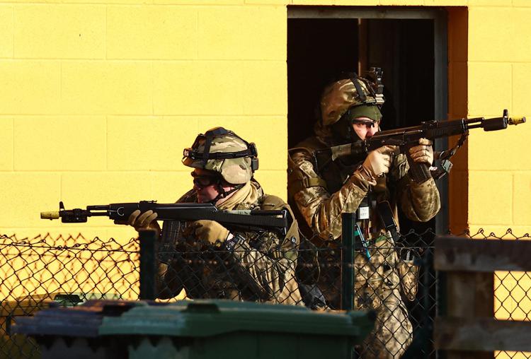 Esercitazione di soldati ucraini (Afp)