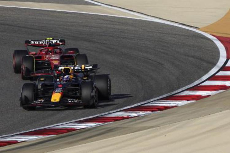 Max Verstappen con la Red Bull e Carlos Sainz con la Ferrari