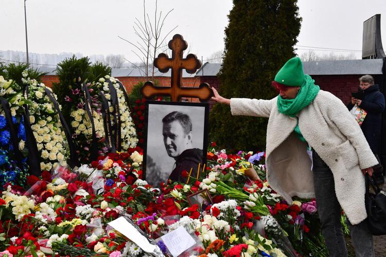 Fiori sulla tomba di Navalny - Afp