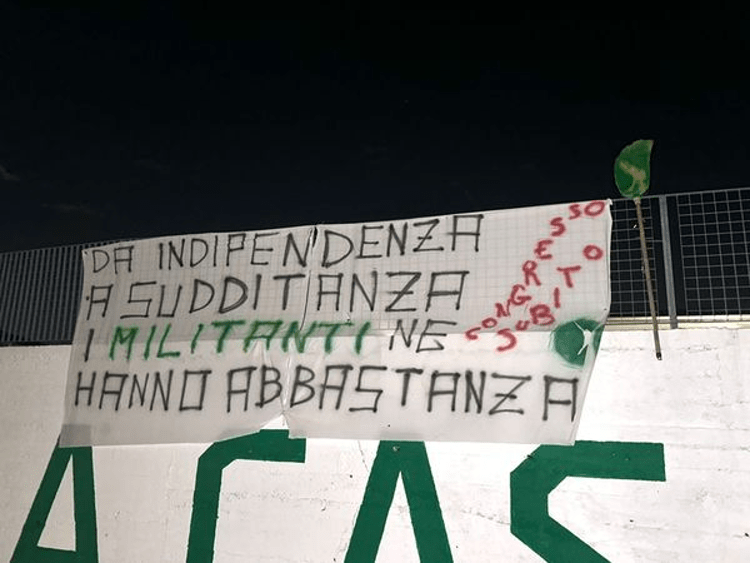 Pontida striscione dei dissidenti leghisti contro Salvini: 