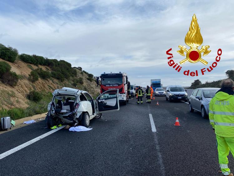 Sardegna, schianto fra due auto sulla Sassari-Olbia: un morto e due feriti