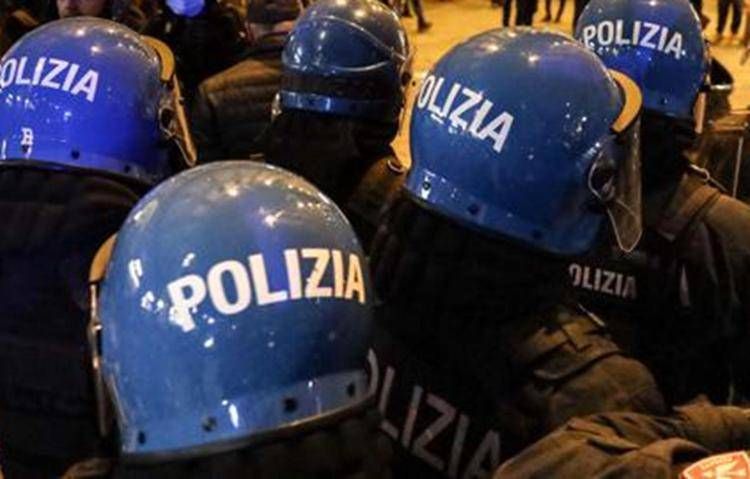 Polizia in assetto antisommossa  (Fotogramma)